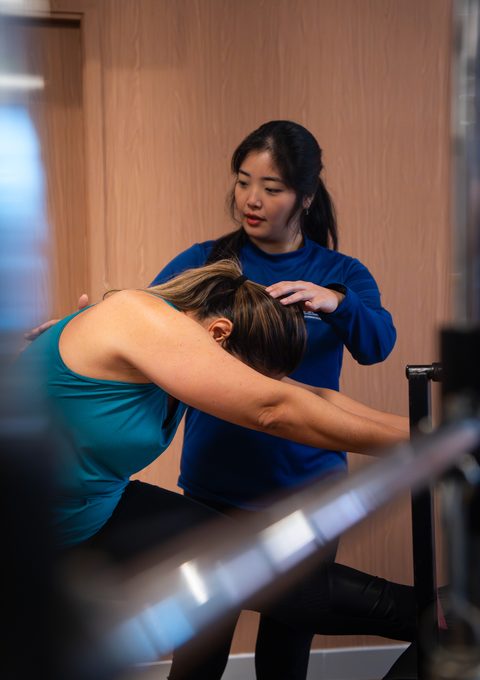 Instrutora do Instituto Arouca orientando exercício individualizado